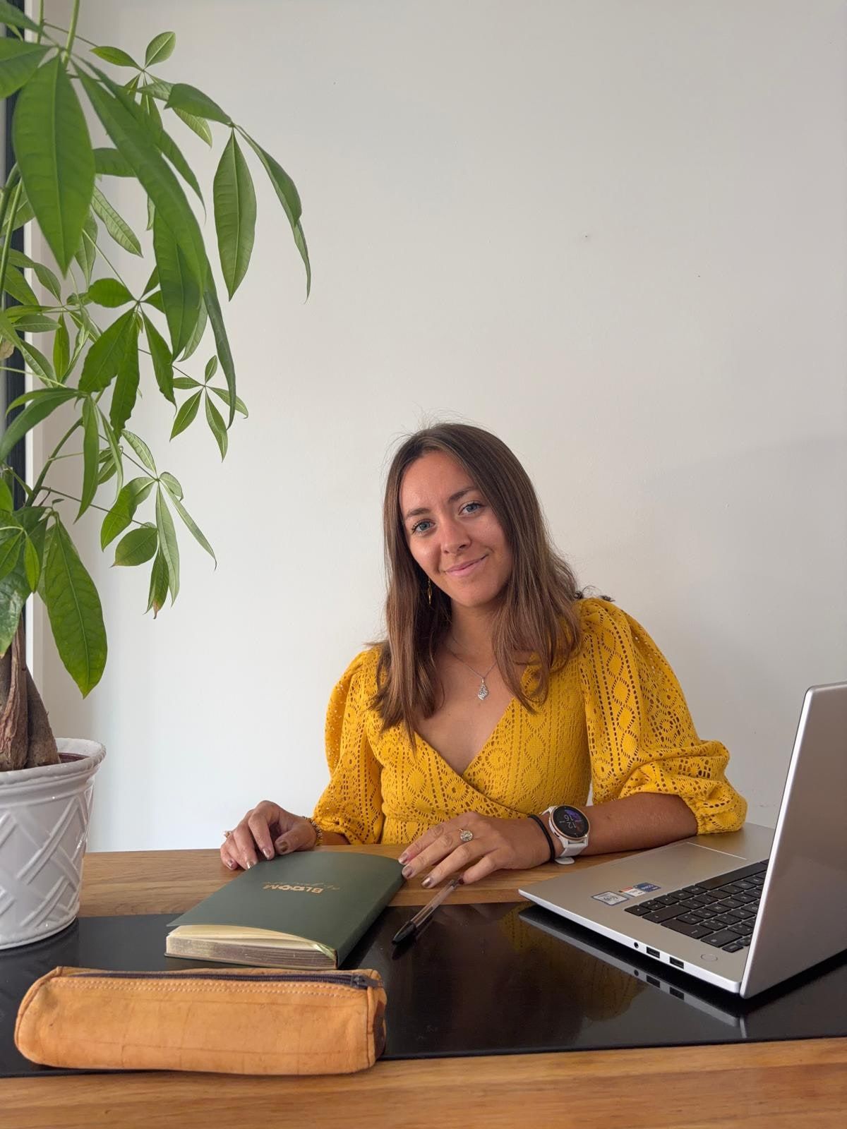 Marion Colin à son bureau, prête pour une consultation