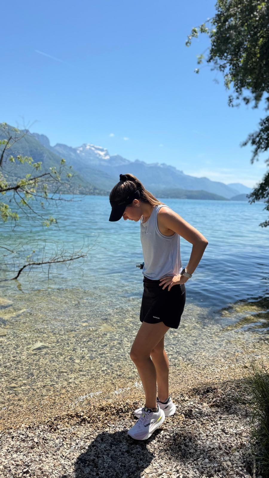 Marion Colin en tenue de course au bord du lac d'Annecy