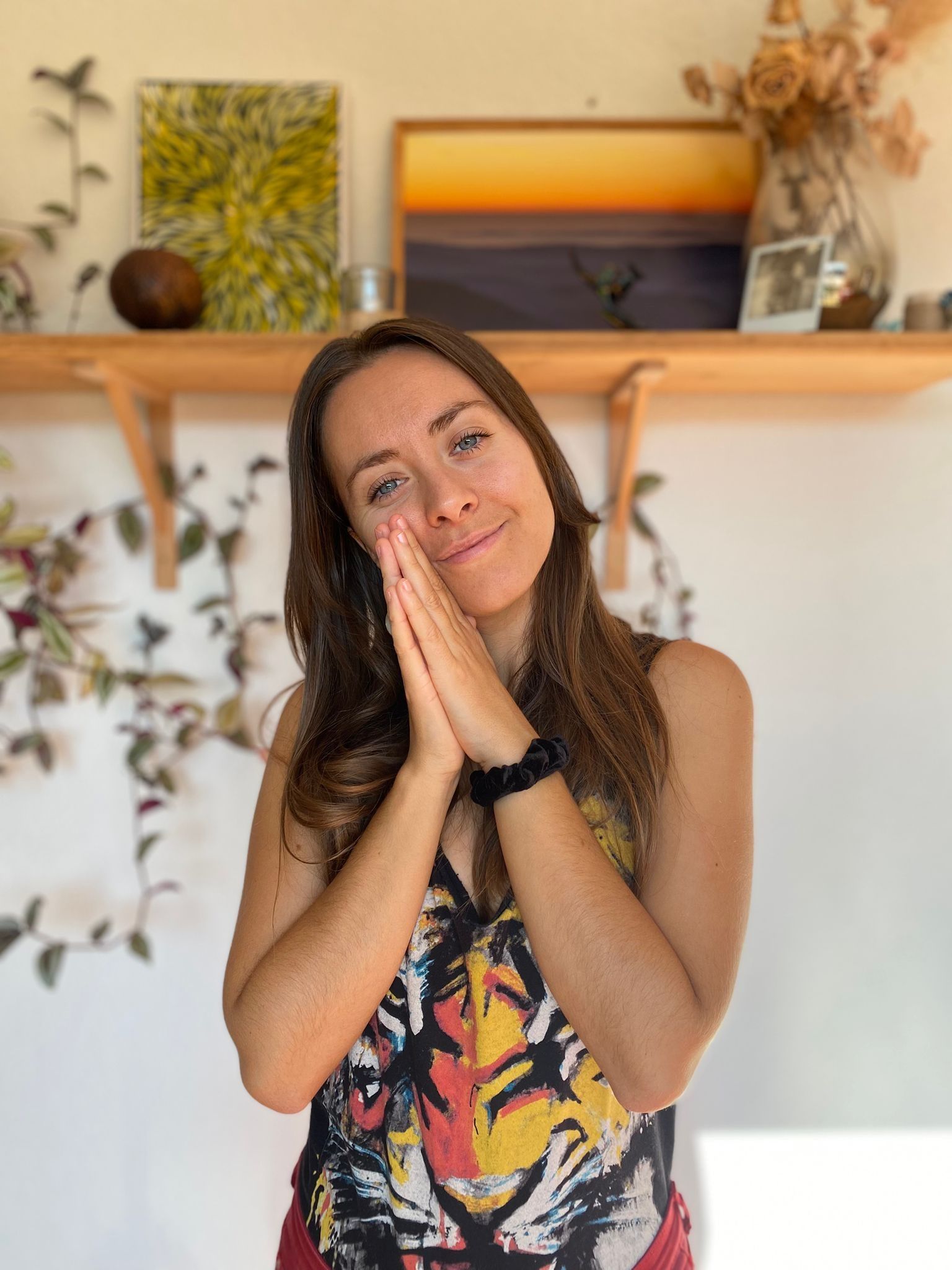 Marion Colin, naturopathe, souriante, les mains jointes
