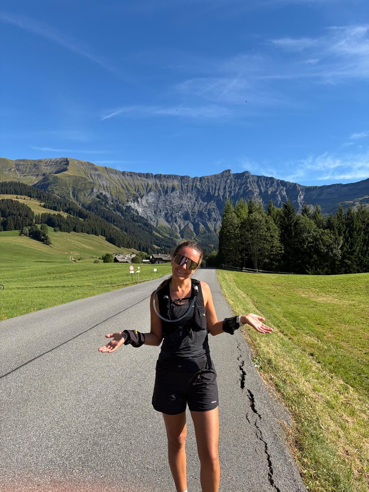 Marion Colin en randonnée, les montagnes en arrière-plan