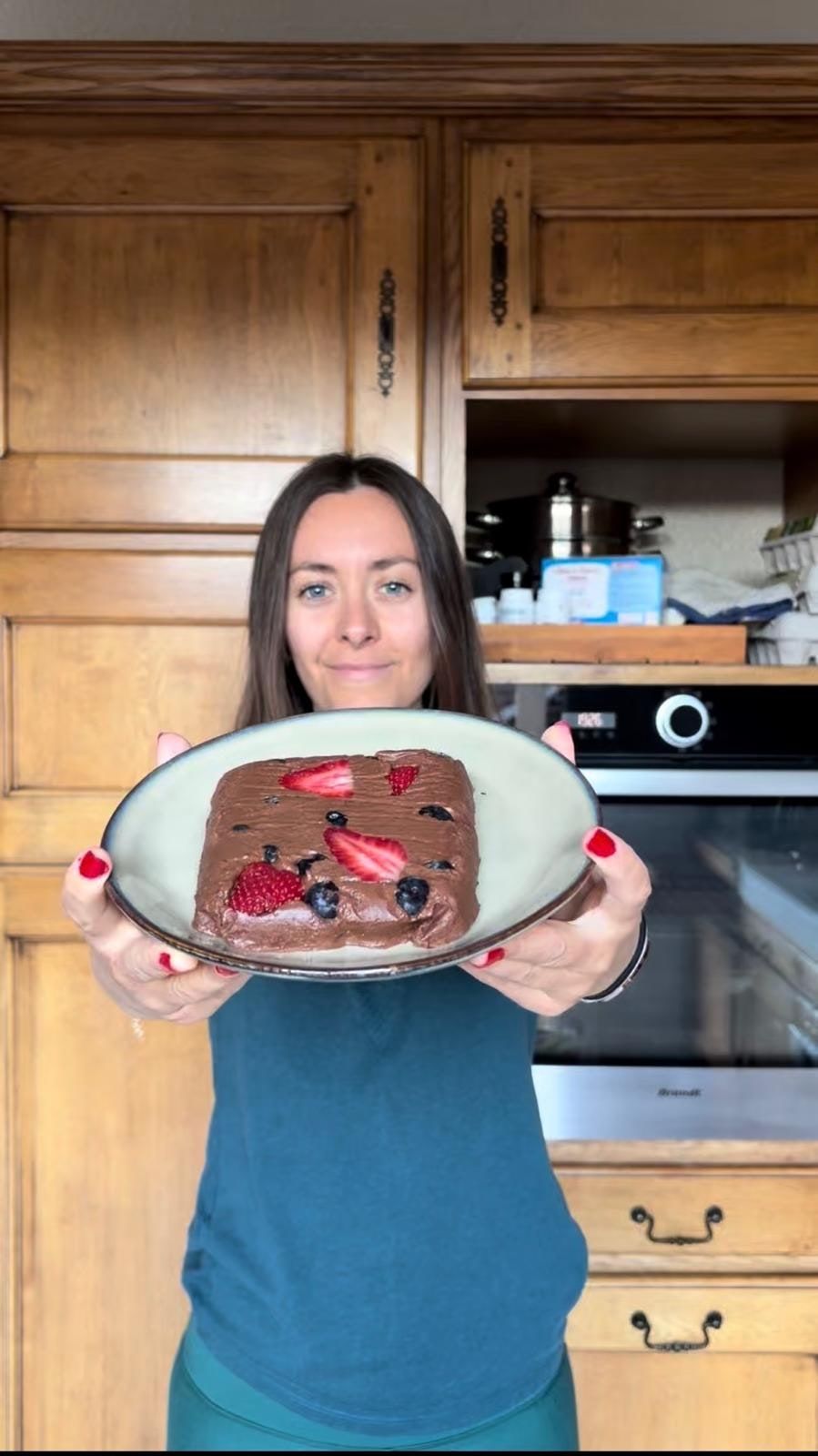Marion Colin dans sa cuisine, un gâteau aux fraises à la main