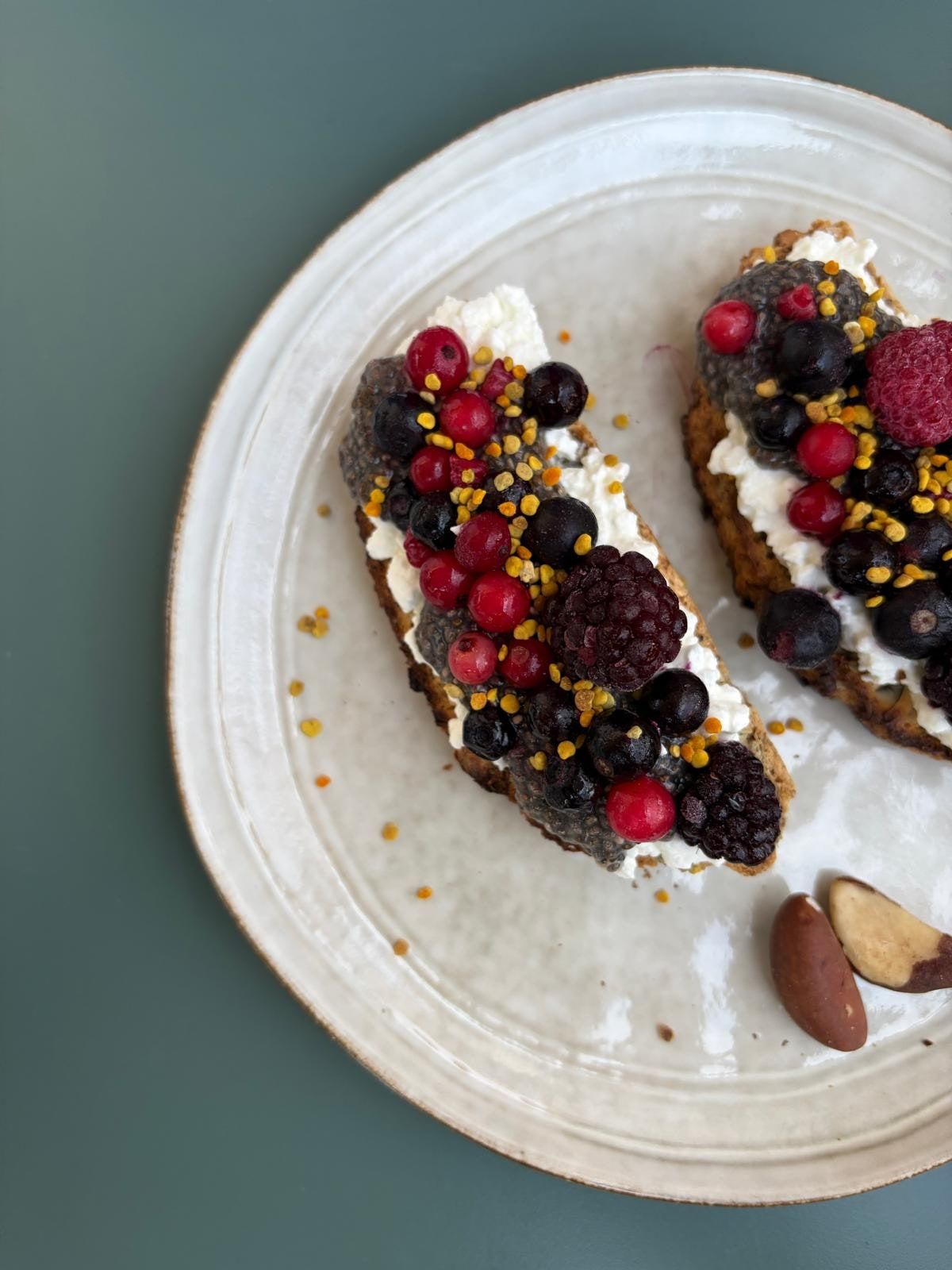 Tartines aux fruits rouges et aux graines